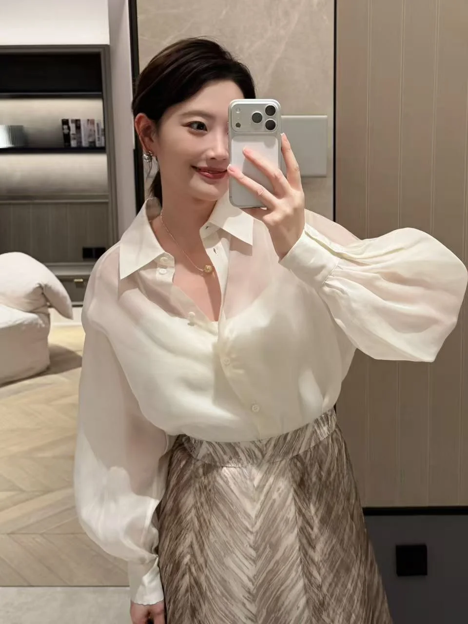 

Jasmine White Tea 100% Silk Long Sleeve Breathable Skin-friendly Slimming Loose Shirt Elegant Style Spring Collection