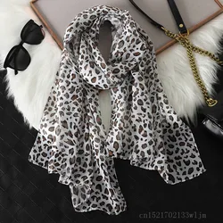 2023 moda stampata leopardo Chiffon Hijab sciarpa donna Pareo signora bandane asciugamani da spiaggia estate velo musulmano avvolgere Foulard femminile