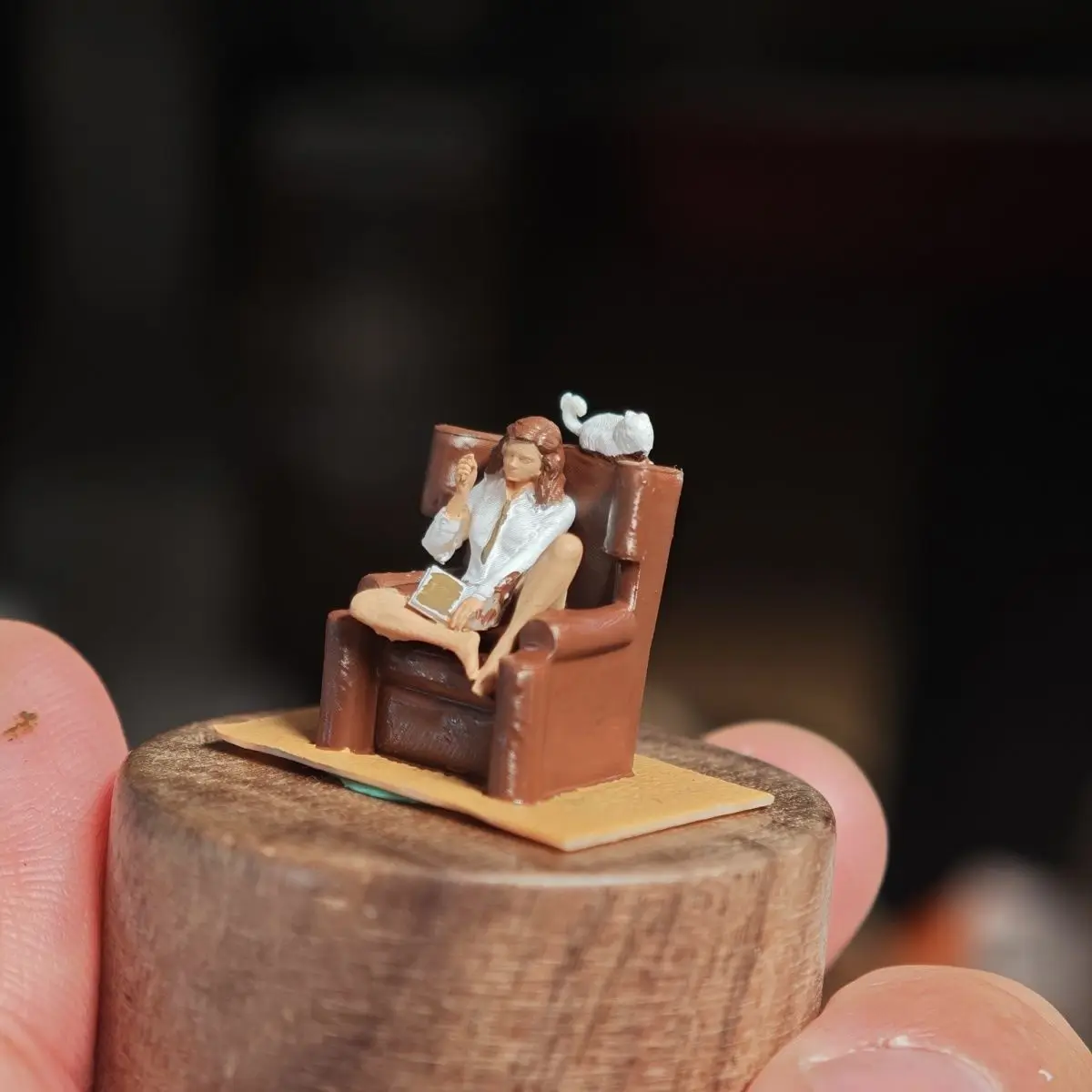 1/64 Statico in miniatura fai da te figurine in resina dipinta a mano divano ragazza modello Diorama