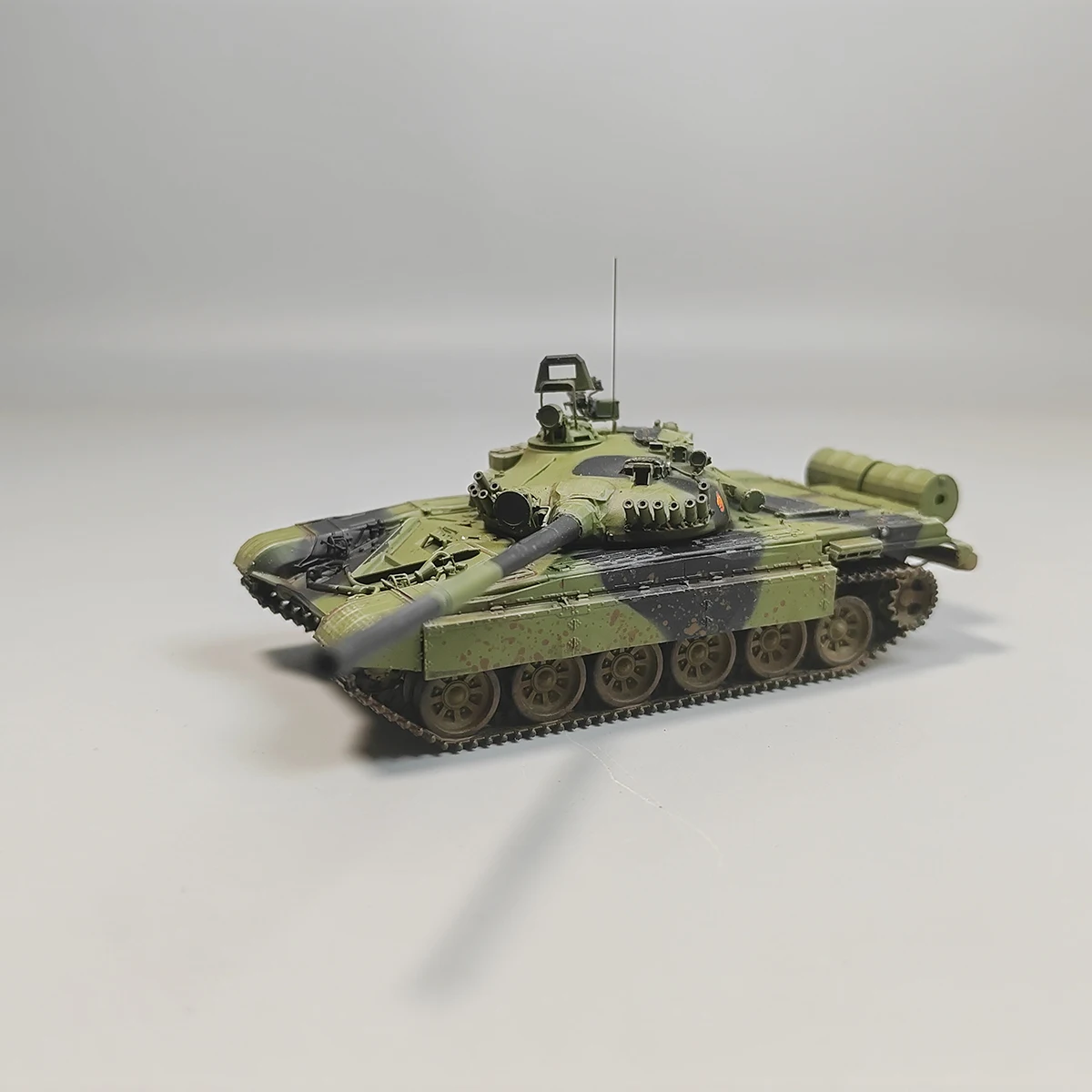 โมเดลรถถังหลักเยอรมันตะวันออก T72M1 ขนาด 1:72 ทำจากเรซิ่น แบบติดตั้งบนราง สำหรับนักสะสม ของขวัญ ของสะสม แบบตั้งโชว์