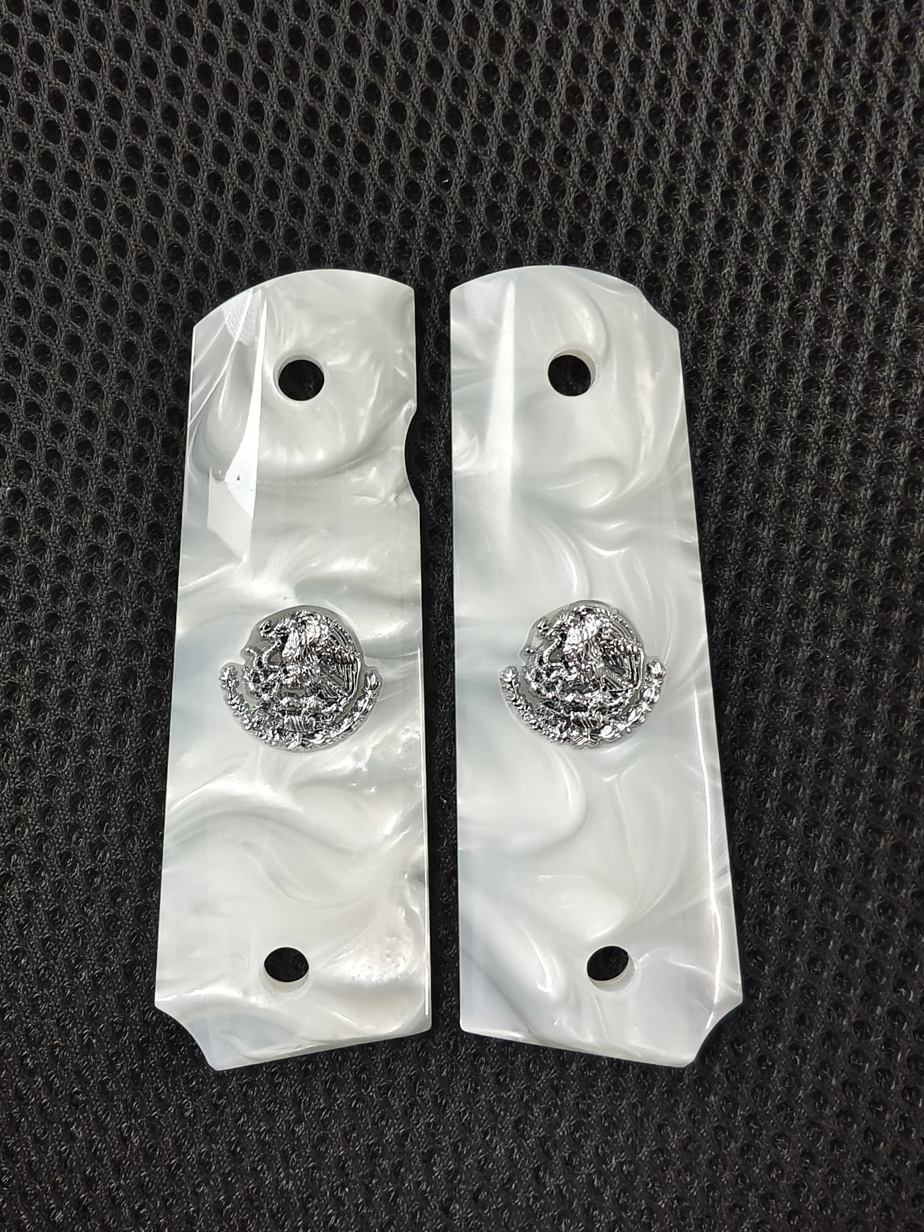 Empuñaduras 1911 de tamaño completo, color blanco perla, diseño de águila mexicana plateada, compatibles con Colt, Kimber, Springfield, Remington, Rock Island, Government Commander