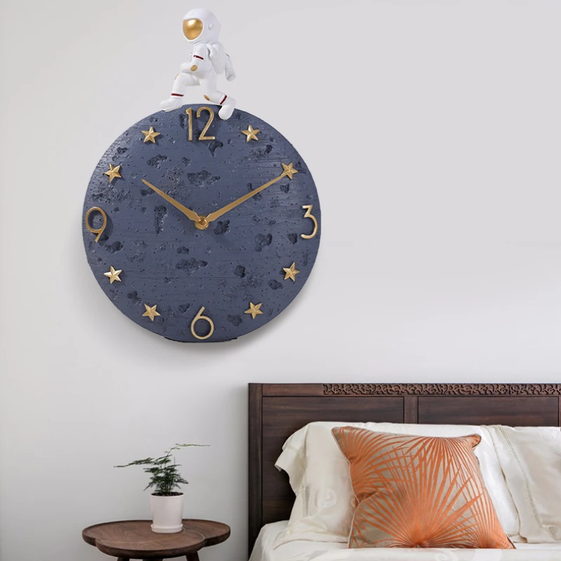 Creative Astronaut Wall Clock for Home Decoration Mute Clock Dining Room Modern Fashion Stylish Design