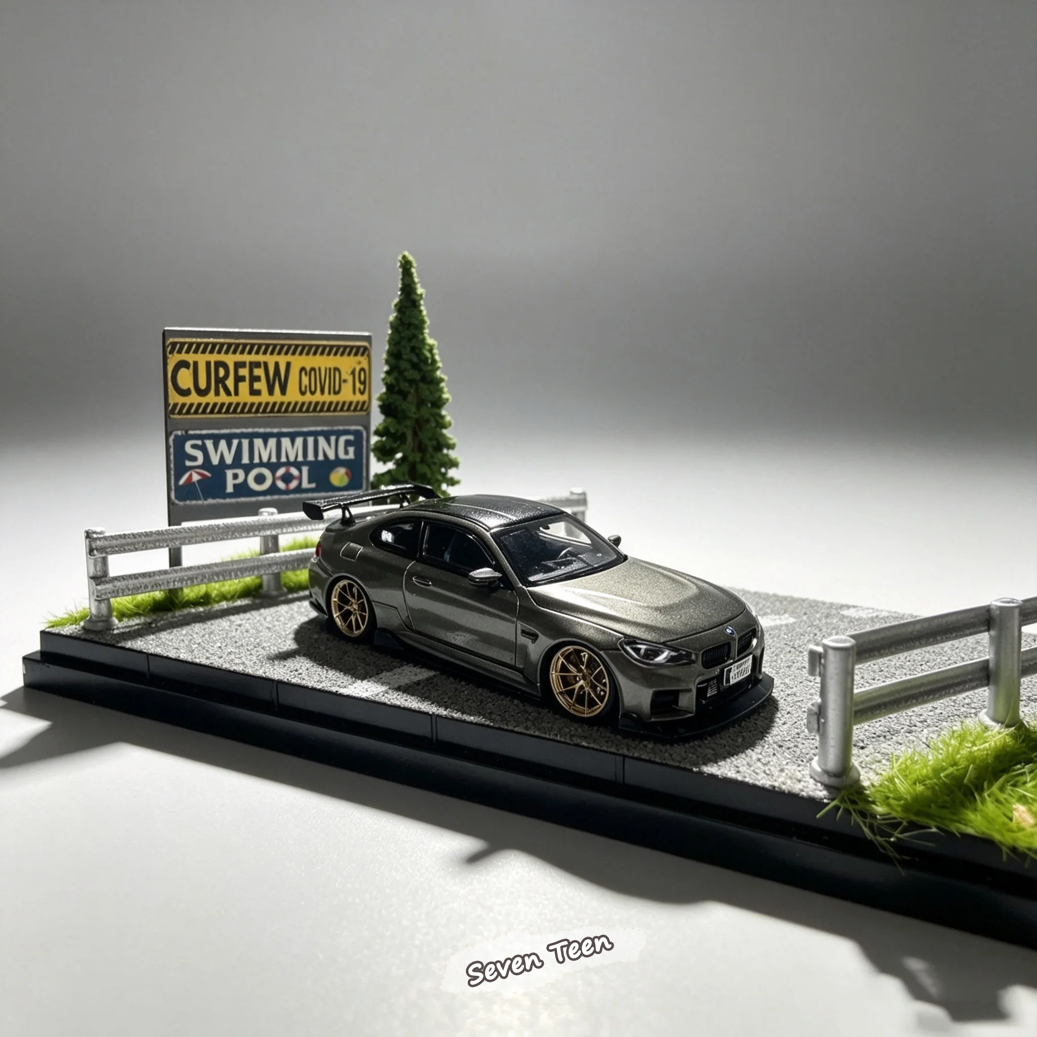 1:64 Scale Highway Drift Scene Mini Car Model Acrylic Display Base Home Decor Photography Enthusiast Gift Collectible Gift