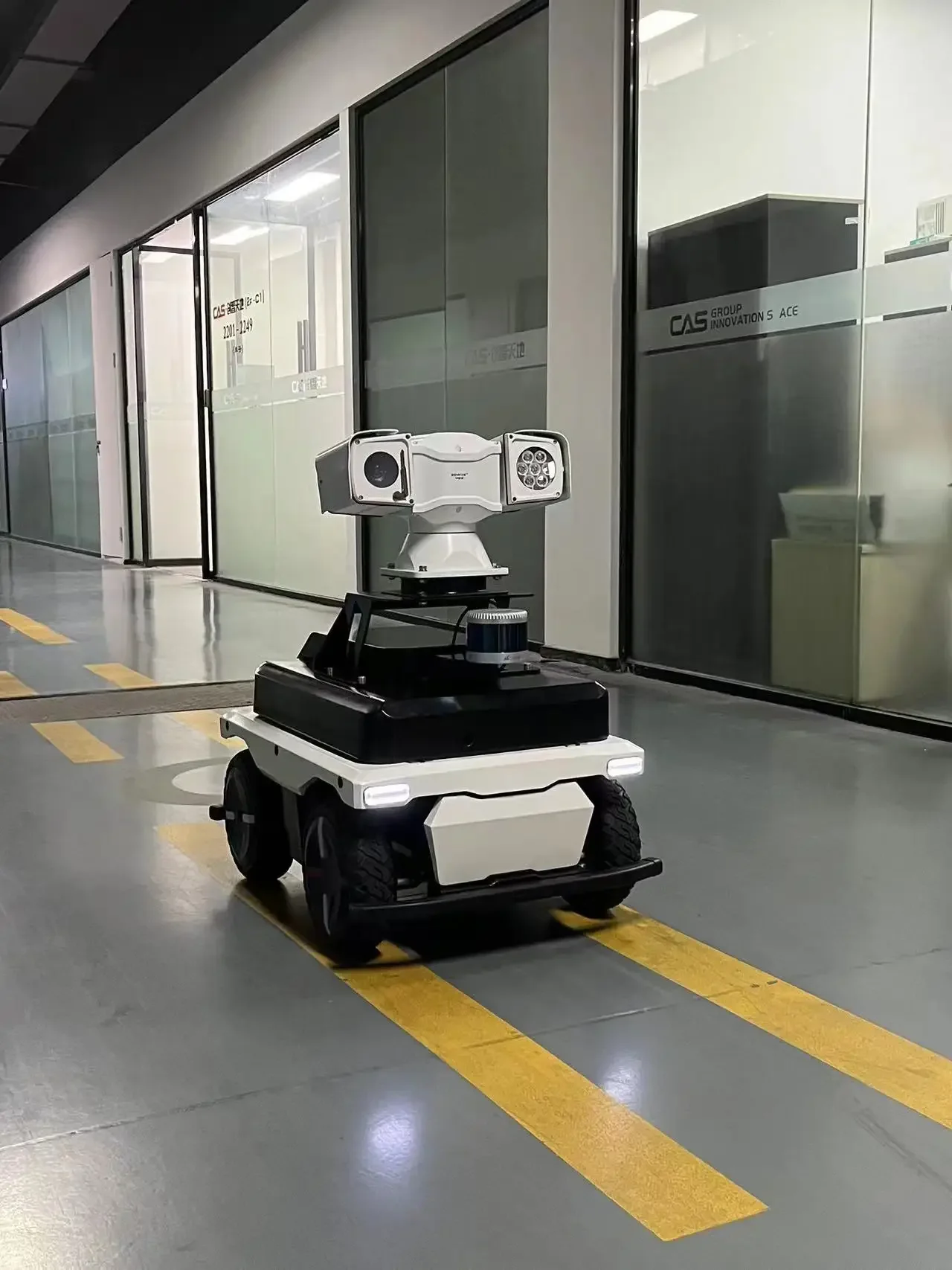 Customized Outdoor Security Robot Guard Tour Patrol Robot with Camera for Commercial UGV-8