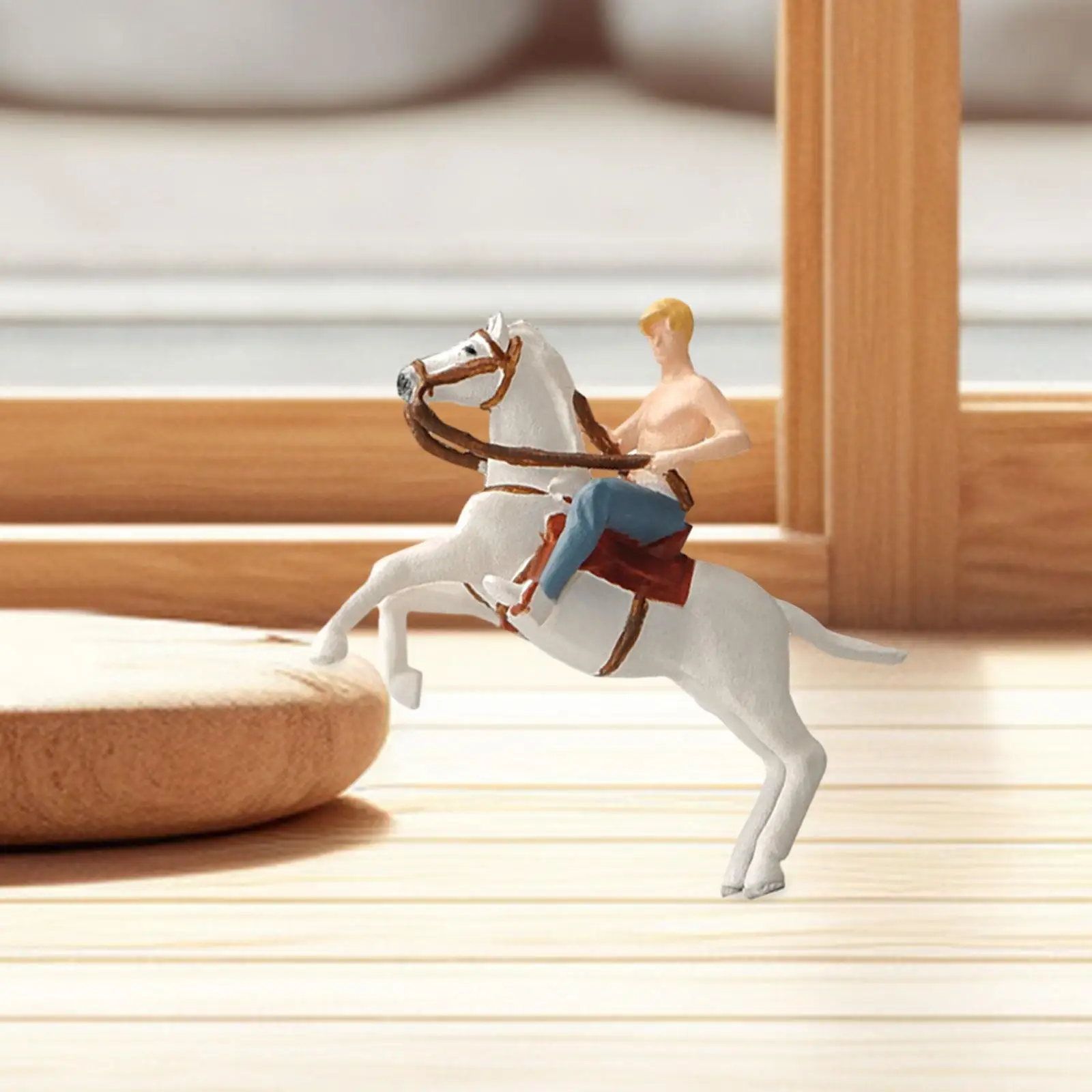 1:64 ScaleชายบนHorseback Diorama SceneryตัวเลขMini Miniatureเรซิ่นFigurineสําหรับรูปแบบตกแต่งDIYตกแต่งฉาก