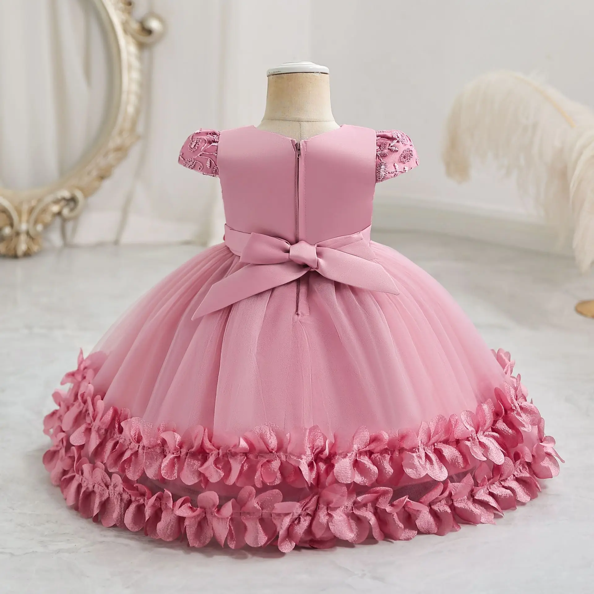 2025 Nuovo vestito da festa per ragazze per bambini estivi per bambini Manica corta Abiti per bambini solidi Ragazza di fiori Compleanno Abito da principessa Danza