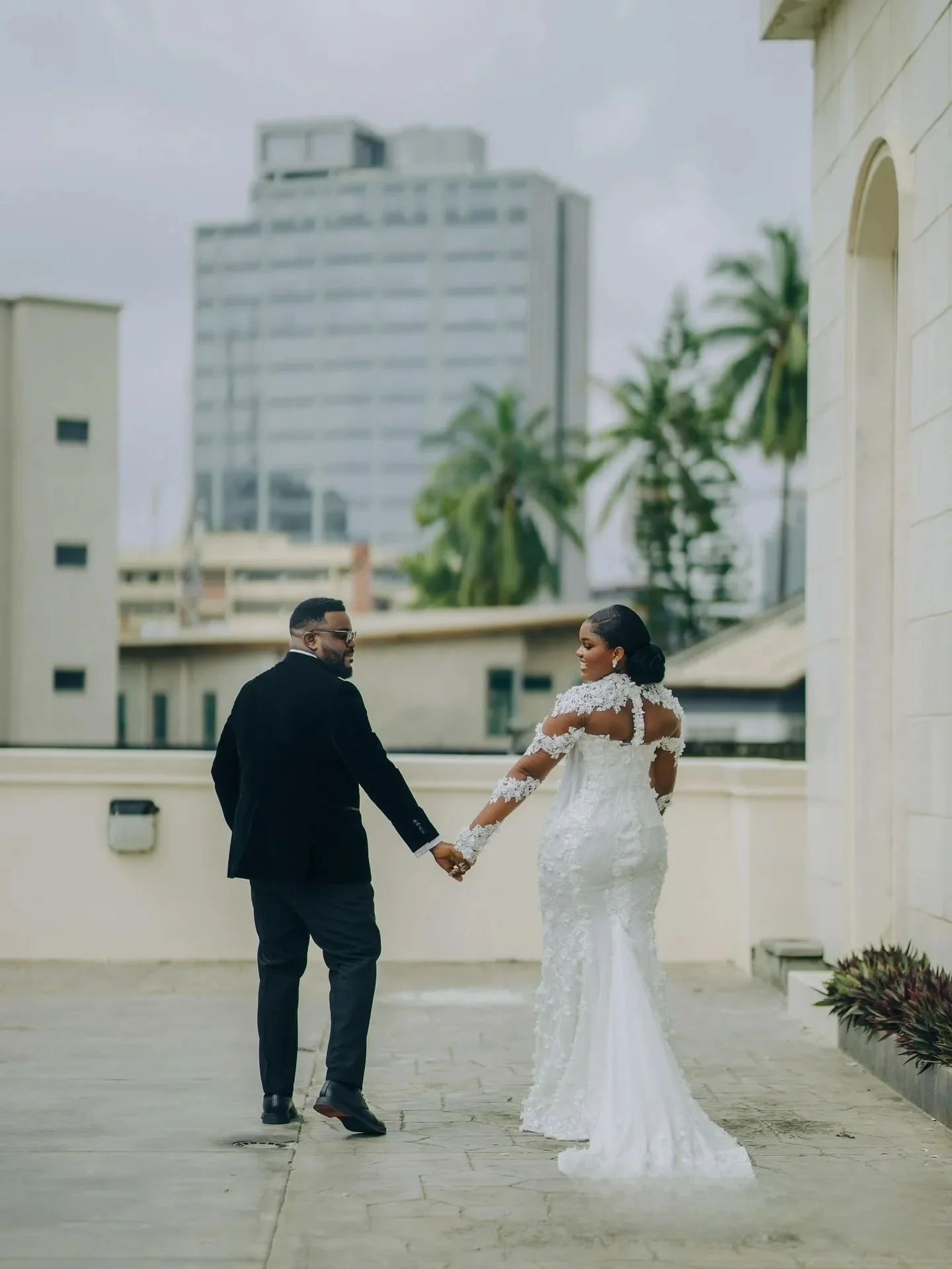 ชุดแต่งงานแบบสั่งตัด คอสูง ประดับลูกปัดและงานปัก 3 มิติ ระยิบระยับ พร้อมชายกระโปรงยาวแบบสวีปเทรน หรูหรา แขนยาวเต็มตัว