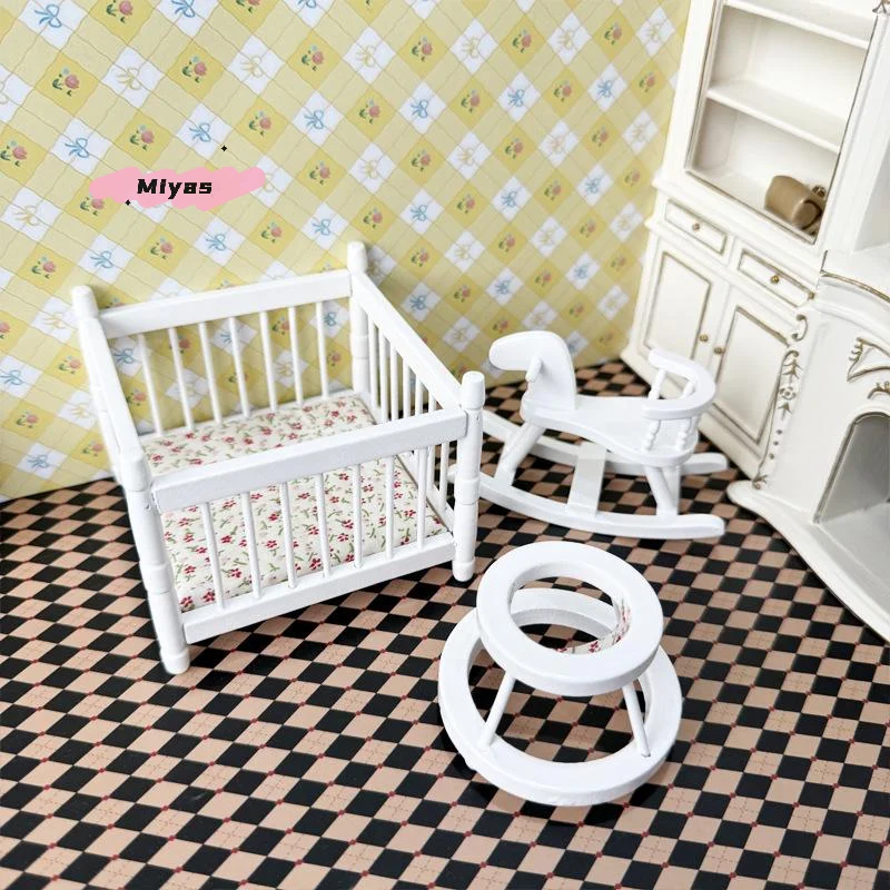 

Миниатюры для кукольного домика в масштабе 1/12, набор из 3 предметов-манеж, детская кровать, троянский конь, модель ходунка, декор кукольного дома