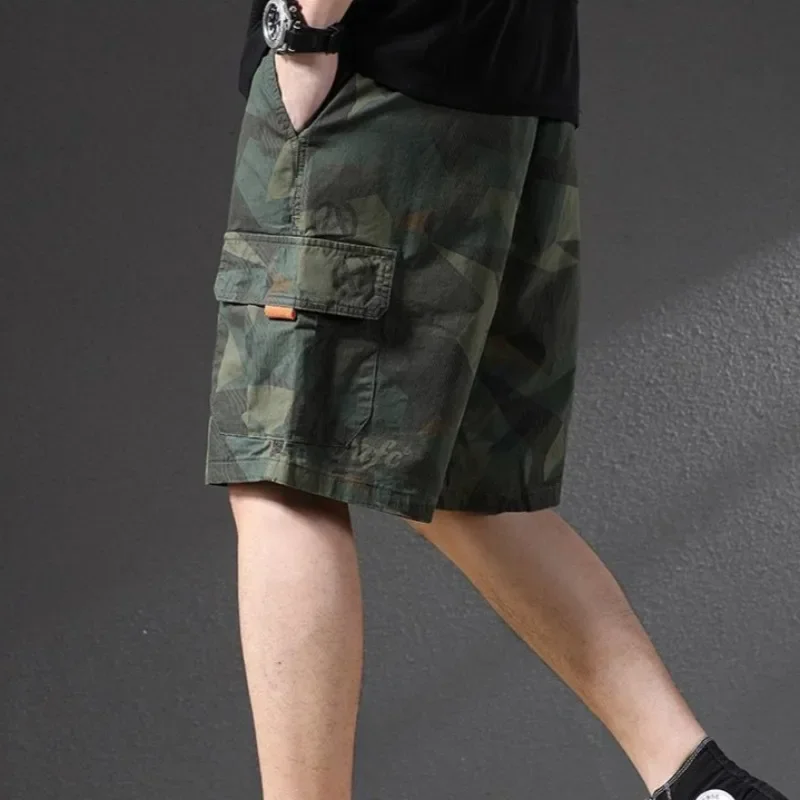 포켓이 있는 오버니 와이드 루즈핏 남성 카고 반바지, 카모플라주 엘라스틱 허리 드로스트링 배기 카모 반바지 (하라주쿠 스타일)