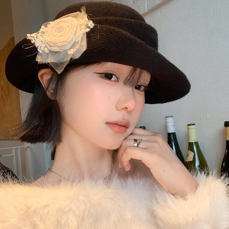 

New Fashion Lady Vintage French Style Camellia Flower Cap Elegant Curl Brim Floral Bowler Hat Hepburn British Women's Formal Hat