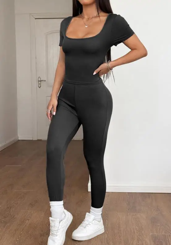 2025 تي شيرت بقصة منخفضة ورقبة على شكل حرف U بقصة ضيقة وسراويل ضيقة عالية الخصر للرياضة النسائية واللياقة البدنية واليوجا طقم مكون من قطعتين