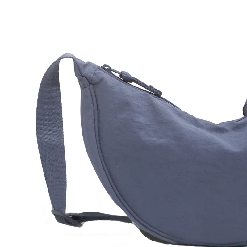 Große Nylon-Umhängetasche für Damen, lässige, einfarbige Schultertasche für Reisen und Pendeln, schlichtes Design. – Detail 8