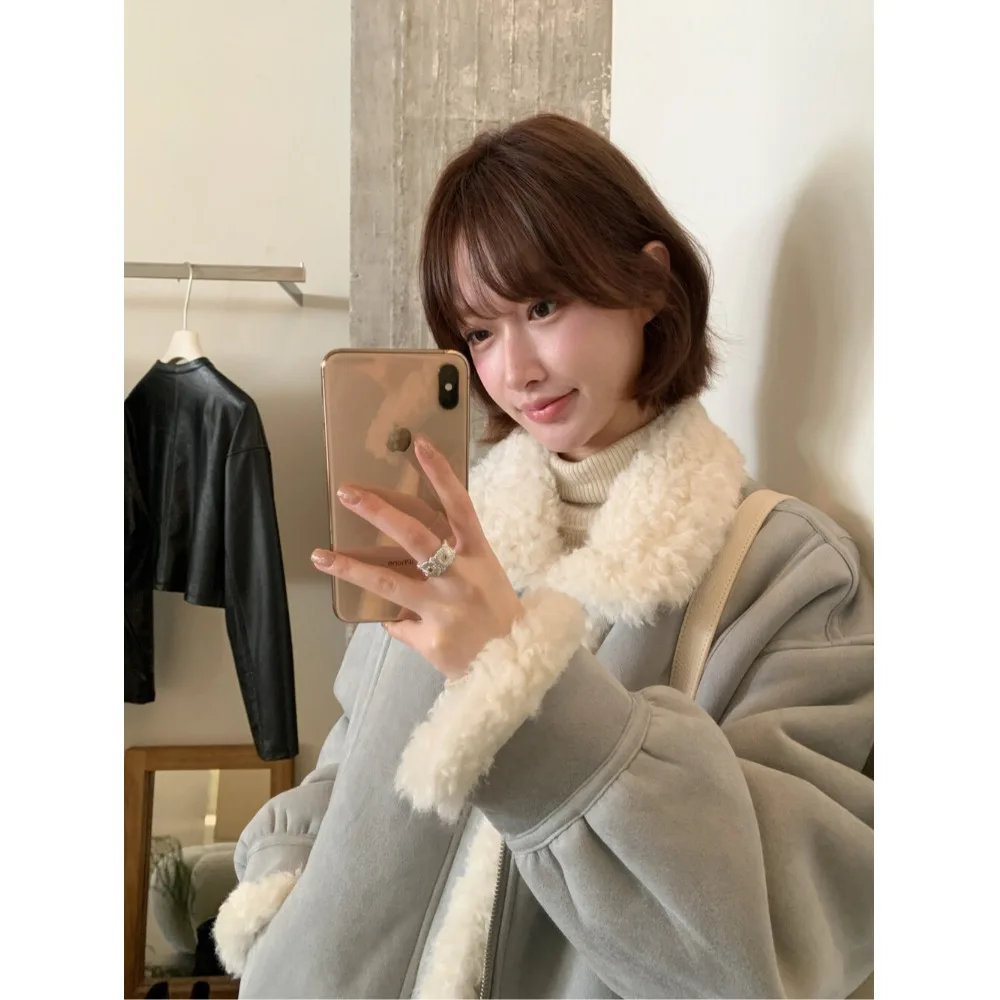 Koreański płaszcz z kołnierzem z ciepłego futra jagnięcego, elegancki płaszcz zimowy damski, casualowa odzież wierzchnia w stylu streetwear.