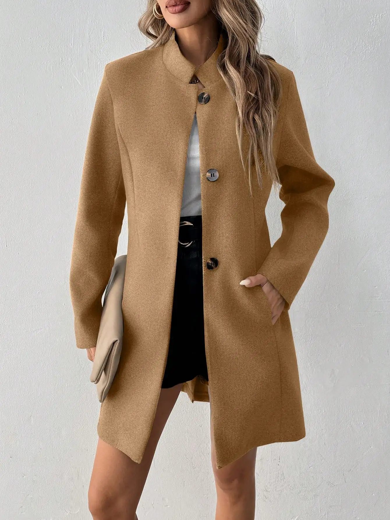 Damski płaszcz w kolorze camel, zapinany na guziki, z długim rękawem i stójką, do pracy i na co dzień.