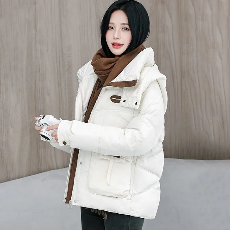 เสื้อแจ็คเก็ตผ้าฝ้ายสำหรับฤดูหนาว แจ็คเก็ตผ้าฝ้ายบุนวมสำหรับผู้หญิงแบบใหม่ ทรงหลวม หนา อุ่น มีฮู้ดถอดได้ เสื้อคลุมกันหนาวแบบมีซับใน