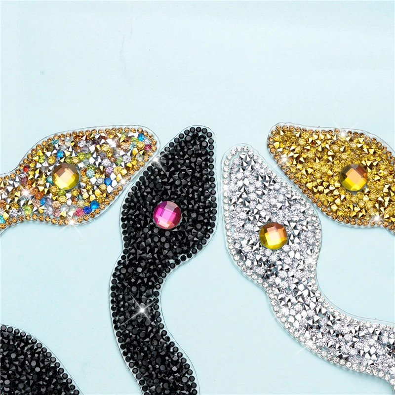 1Pcs Rhinestones Snake Embroidered Patch Iron on Sewing Crystal Applique For Jeans Clothing Decorations