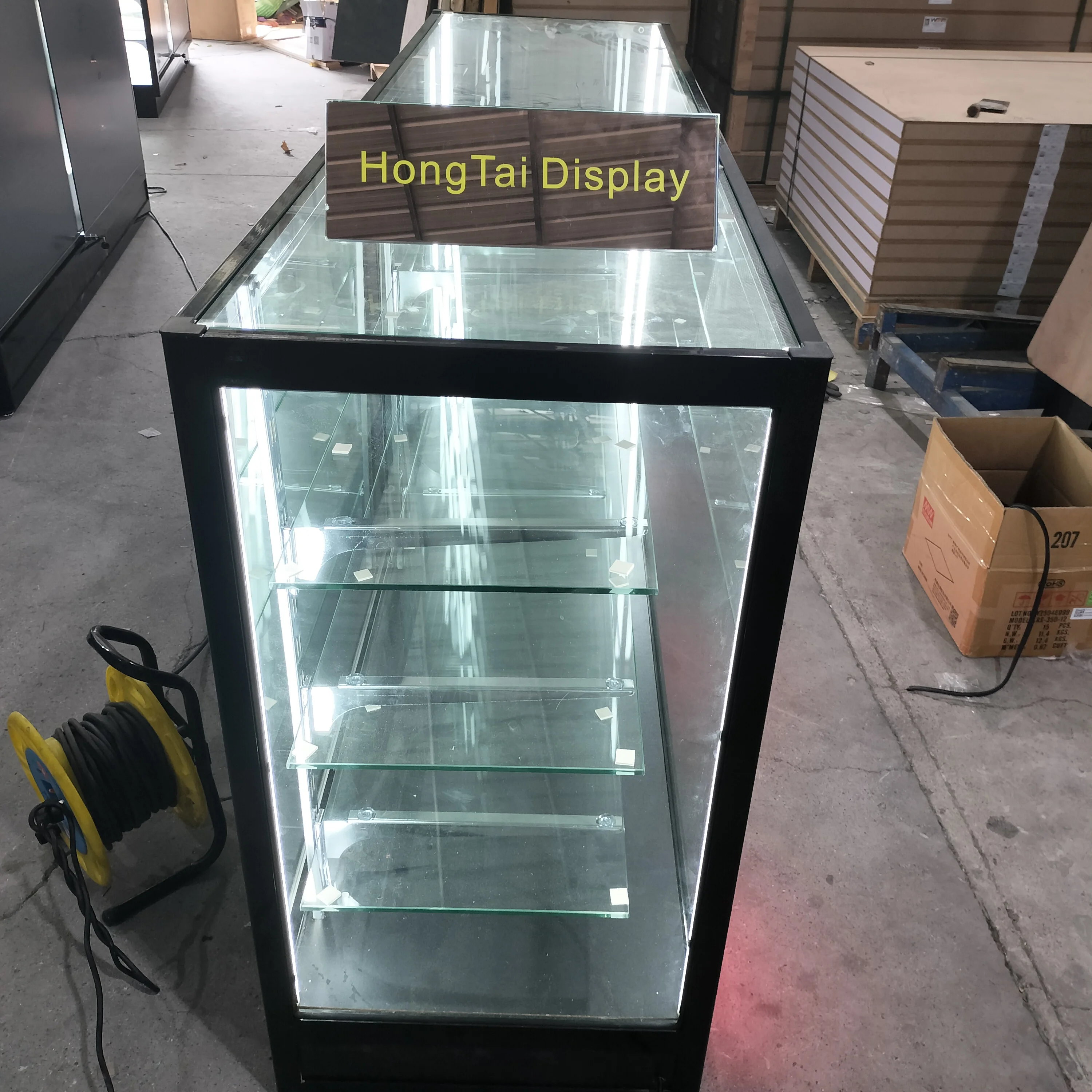 Custom.Full View Display Rack With Lighting Features Popular Styles Adjustable Shelves for Retail Store Display Shop Fitting