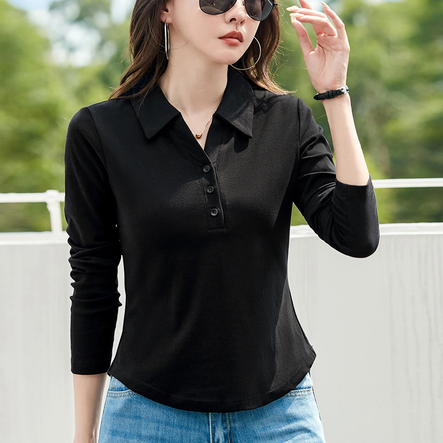 Age-Reducing, Belly-Covering Casual Long-Sleeved Shirt with a Turn-Down Collar for Middle-Aged Women, Loose-Fitting Top Suitable for Weekend Wear, Polyester Fabric, Stylish and Comfortable