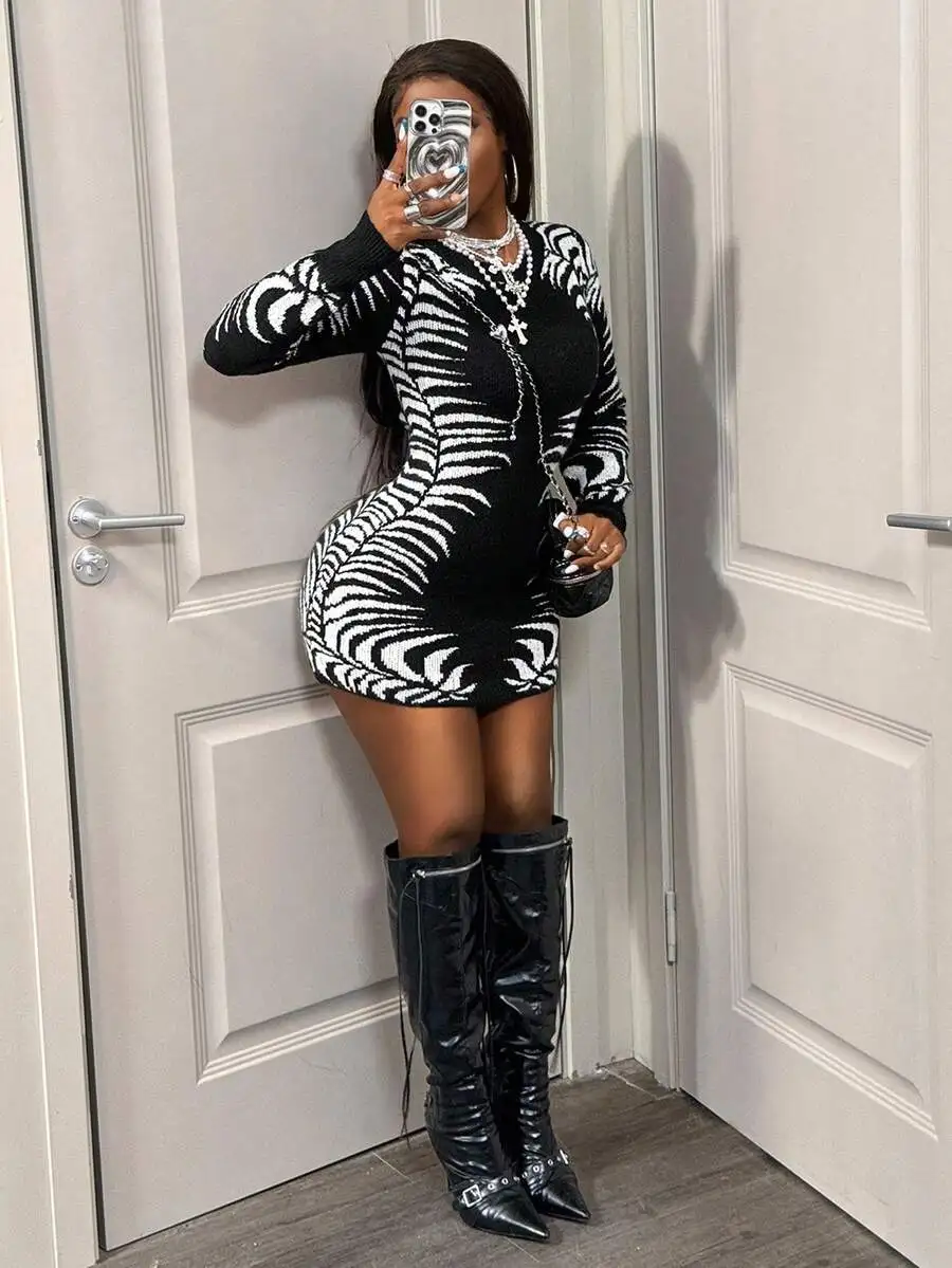 

Черно-белое трикотажное мини-платье с абстрактным зебровым принтом и длинными рукавами