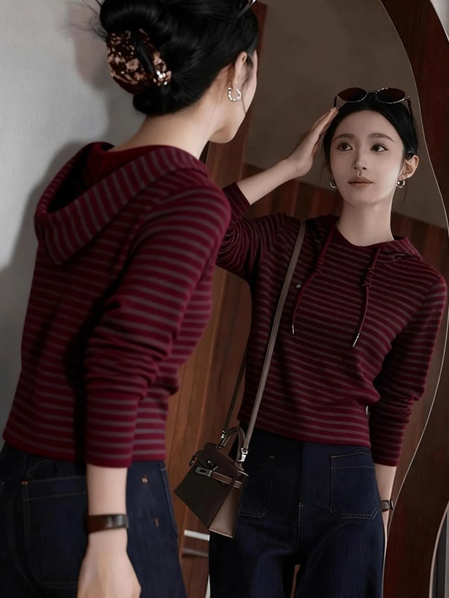 

Faionable Red Striped Long Sve Base irt Korean Sle Commute Straight Cut Winter Wear Cisas Red Trendy Top Sweatirt