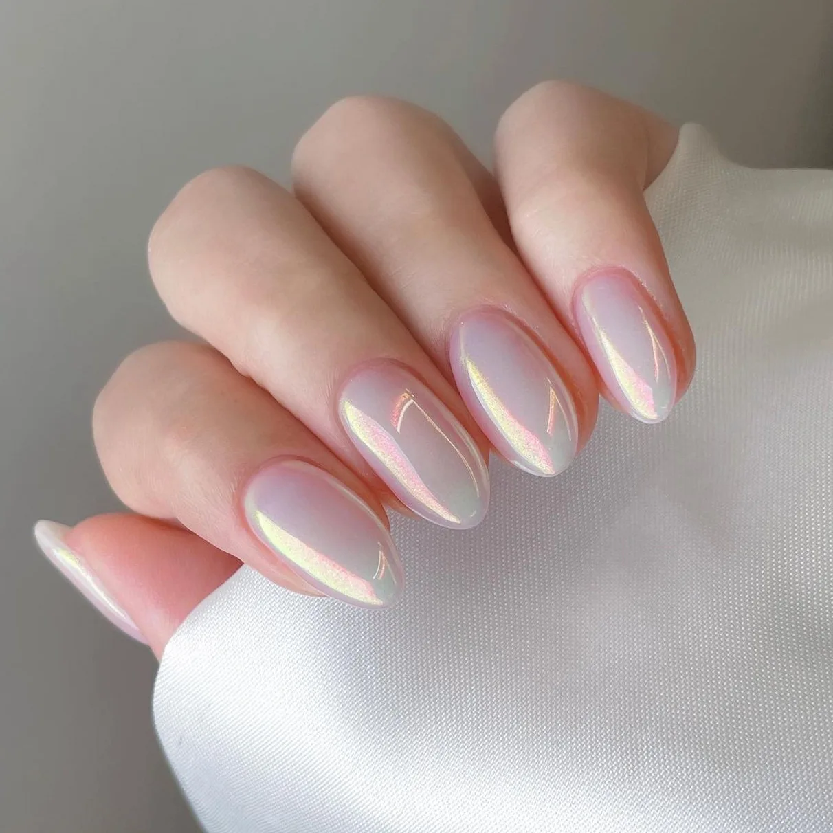 24Pcs Glitter White Press on Nails False Round Head Almond Solid Color Finished Fake Nail Simple Short Oval Shape Manicure Sets