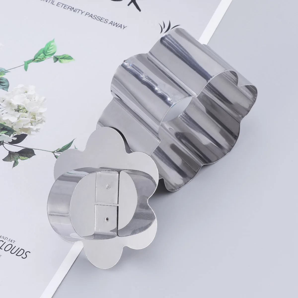 

2Pcs Stainless Steel Mousse Cutter Flower Shape Cake Mold Pusher Non-Stick Eco-Friendly Baking Tool for Chocolate Cookies Pastry