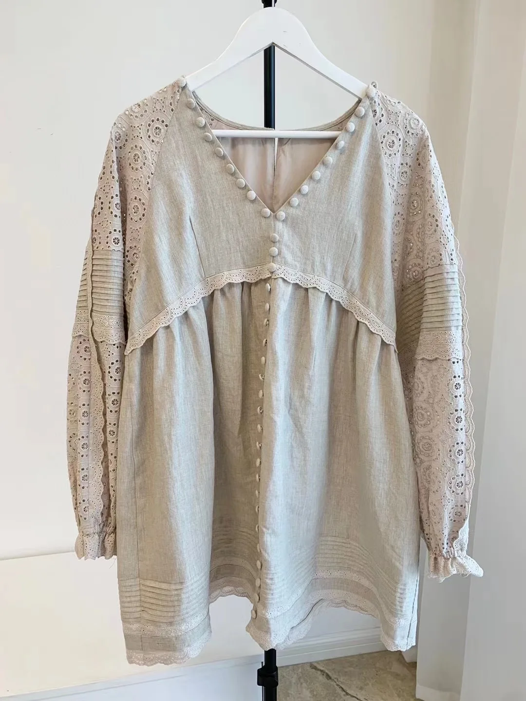 Vestido corto de manga larga para mujer, bordado, ahuecado, cuello en V, botones, pliegues, corte ondulado, dobladillo