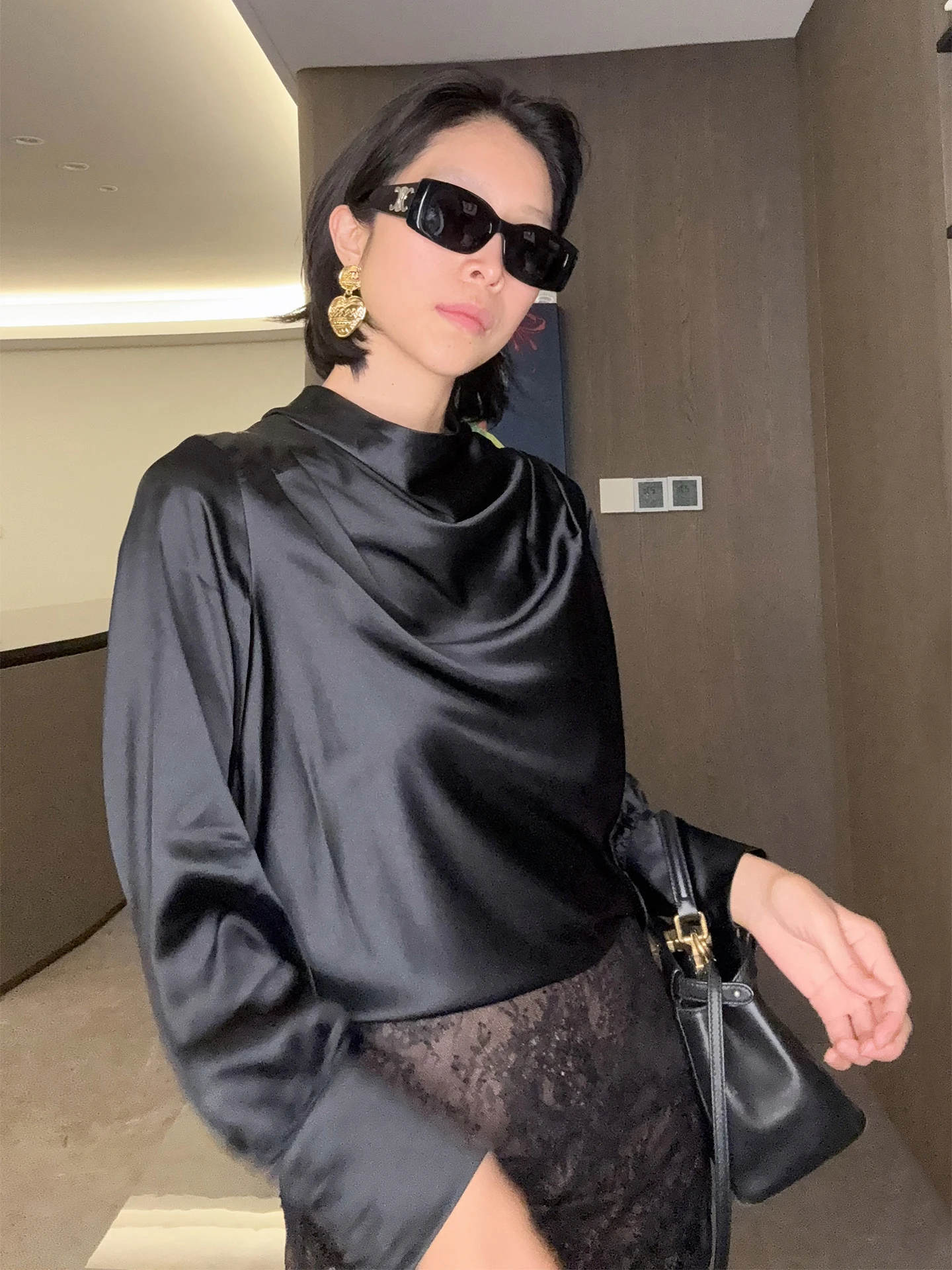 

Элегантная черная женская рубашка с длинным рукавом, простой дизайн, повседневный стиль, из смесового шелка, прямого кроя, весенняя мода 2026