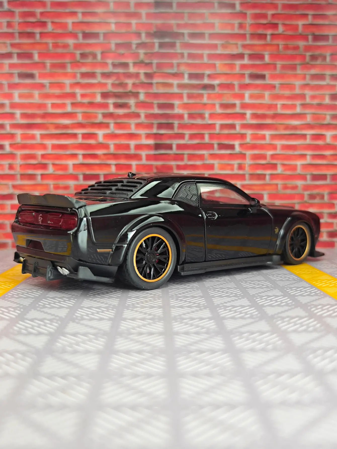 1:32 챌린저 헬캣 개조 SRT 머슬 스포츠카 도어 및 앞 보닛과 트렁크 도어도 열 수 있으며, 풍부한 디테일