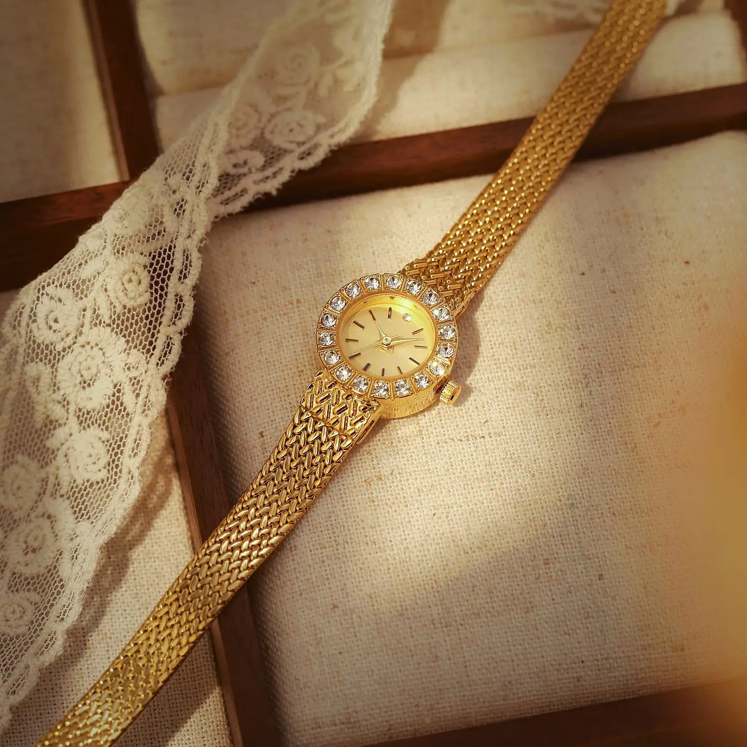 Reloj Retro de lujo para mujer, reloj de cuarzo pequeño elegante a la moda, resistente al agua, esfera de diamante, reloj dorado, regalo para novia 2025