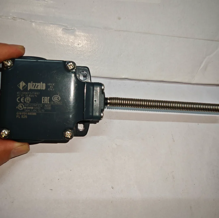 

New original Pizzato FL 525 limit switch