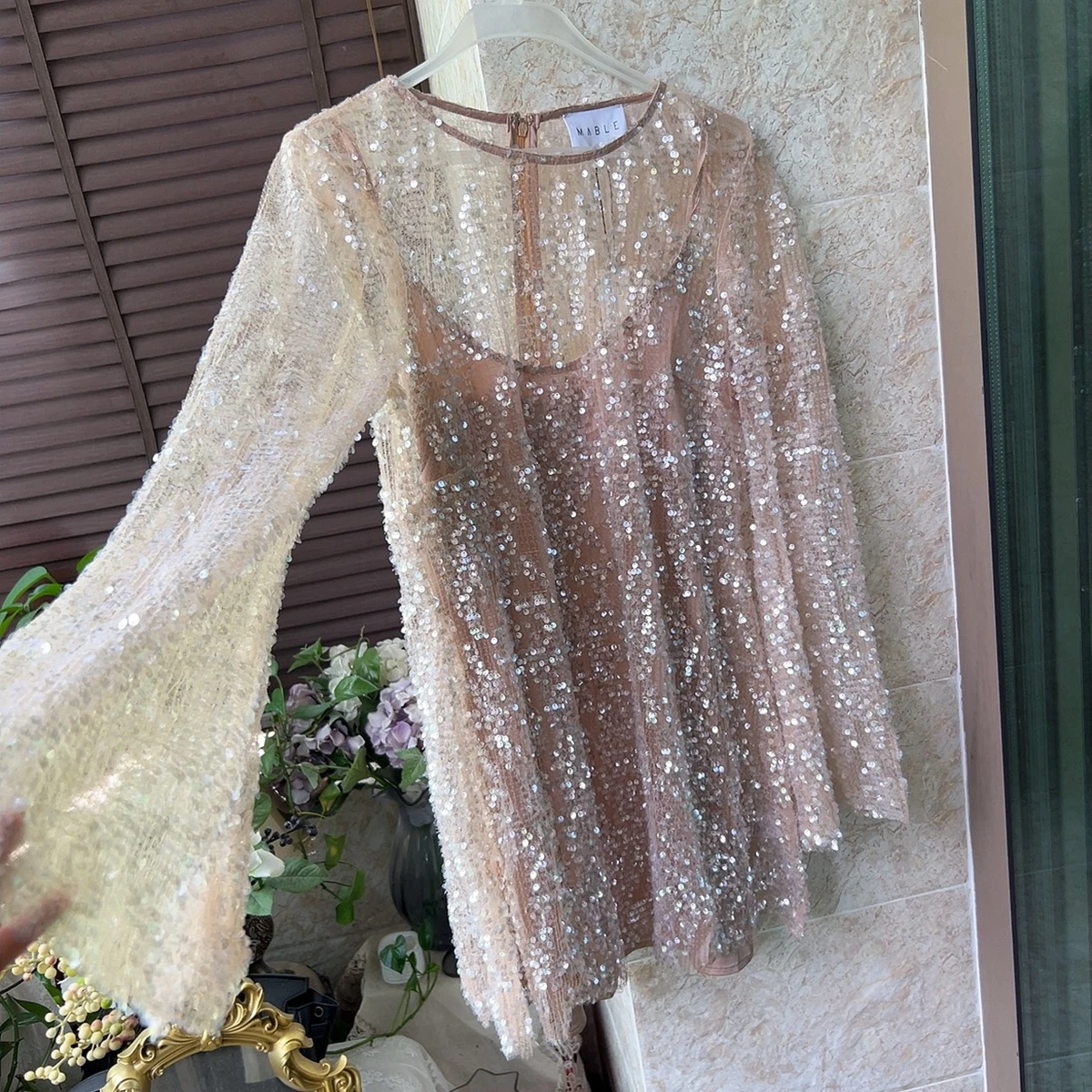 Fairy โปร่งใส Sequins Nude หลวมชุดสั้นฤดูร้อนใหม่ผู้หญิง SHEER ประกาย O คอยาว Flare Sleeve ชุดมินิลําลอง