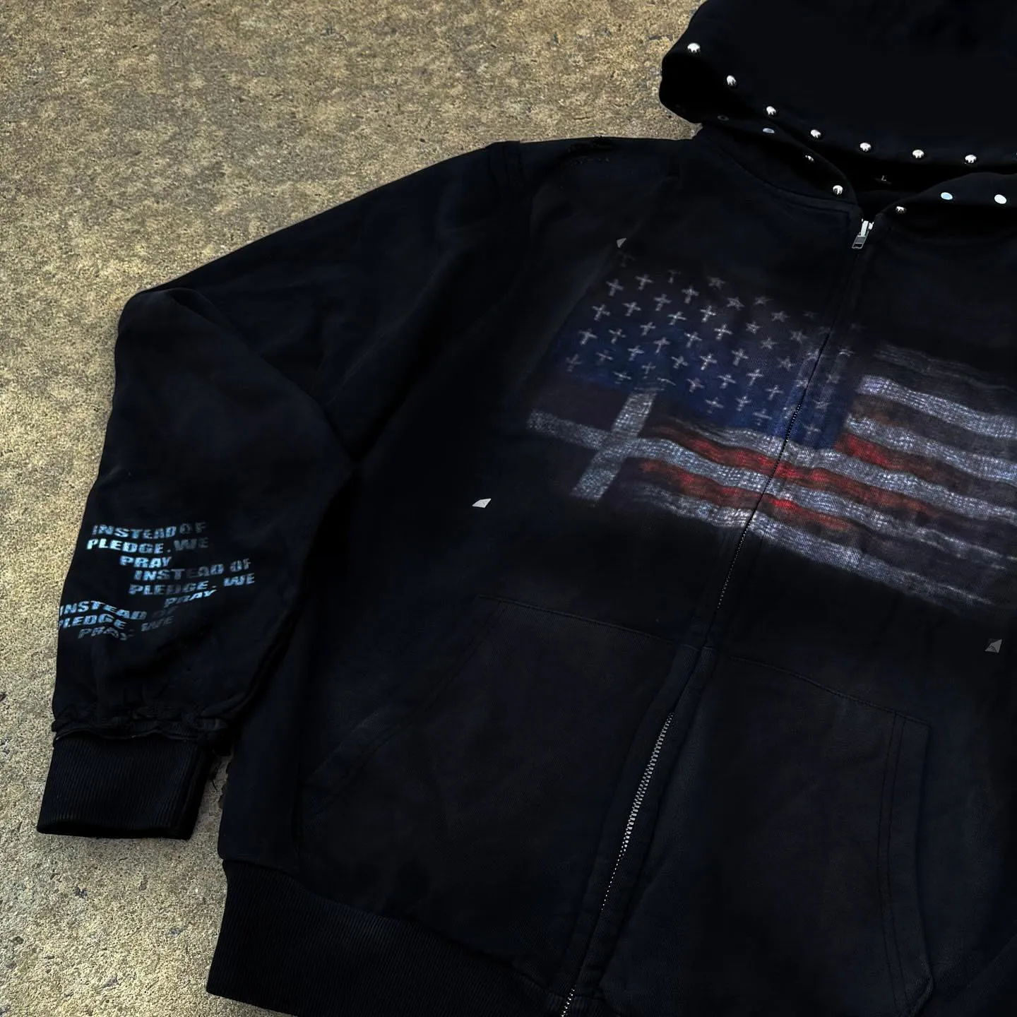 Amerikanische Street-Retro-Jacke mit Union-Jack-Print, schwarzer lockerer Nietenhut mit minimalistischem Design, Y2K-Sweatshirt-Jacke mit Reißverschluss. – Detail 5