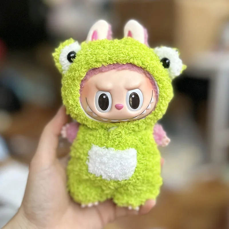 17 ซม.น่ารัก Mini Plush ตุ๊กตาเสื้อผ้าชุดอุปกรณ์เสริมสําหรับ Labubu ตุ๊กตาเสื้อผ้าเด็กของขวัญสีดําและสีแดงแผ่นโดยรวมและหมวก