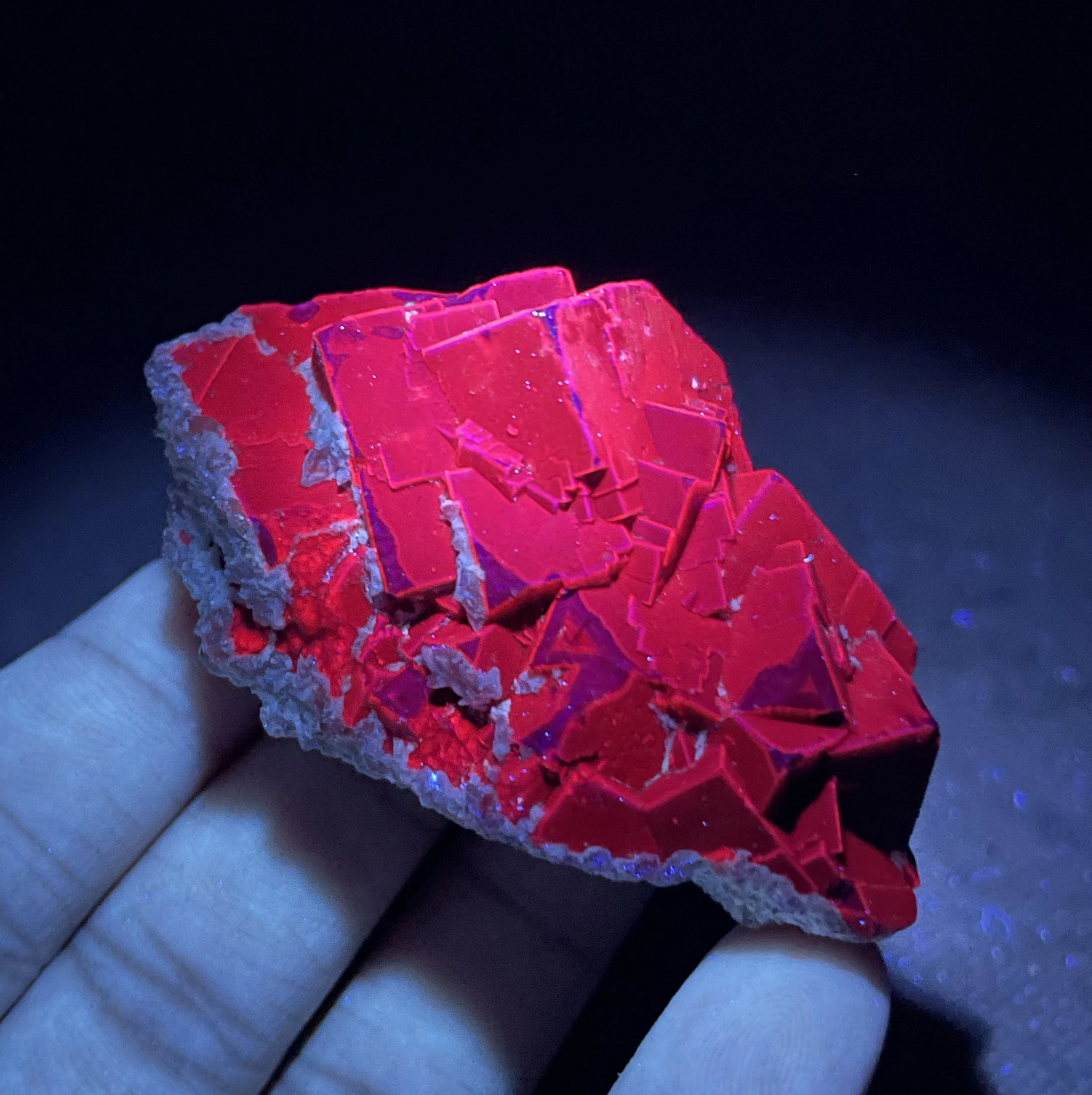 

Best! 100% Natural Pakistan red fluorescence cube black rose fluorite mineral specimens Stones and crystals