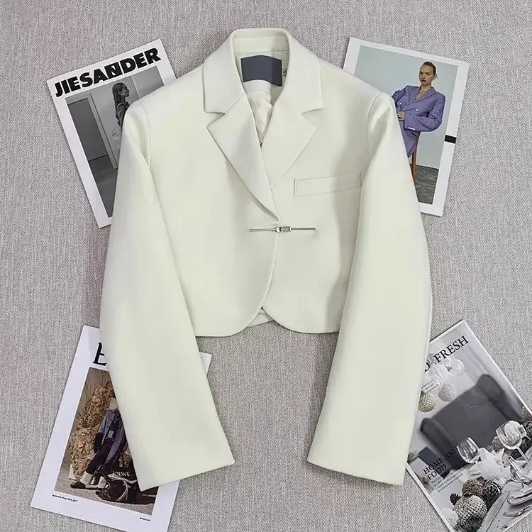 White short suit jacket female autumn 2024 new high-grade design niche retro fashion casual solid color long-sleeved suit.