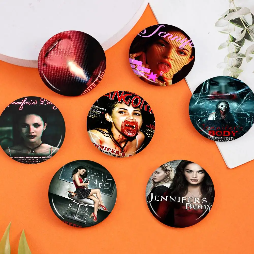 البوب فيلم جنيفر الجسم 32/44/58 مللي متر تخصيص زر دبابيس لطيف مضحك الإبداعية شارة مجوهرات ديكور هدايا للأصدقاء