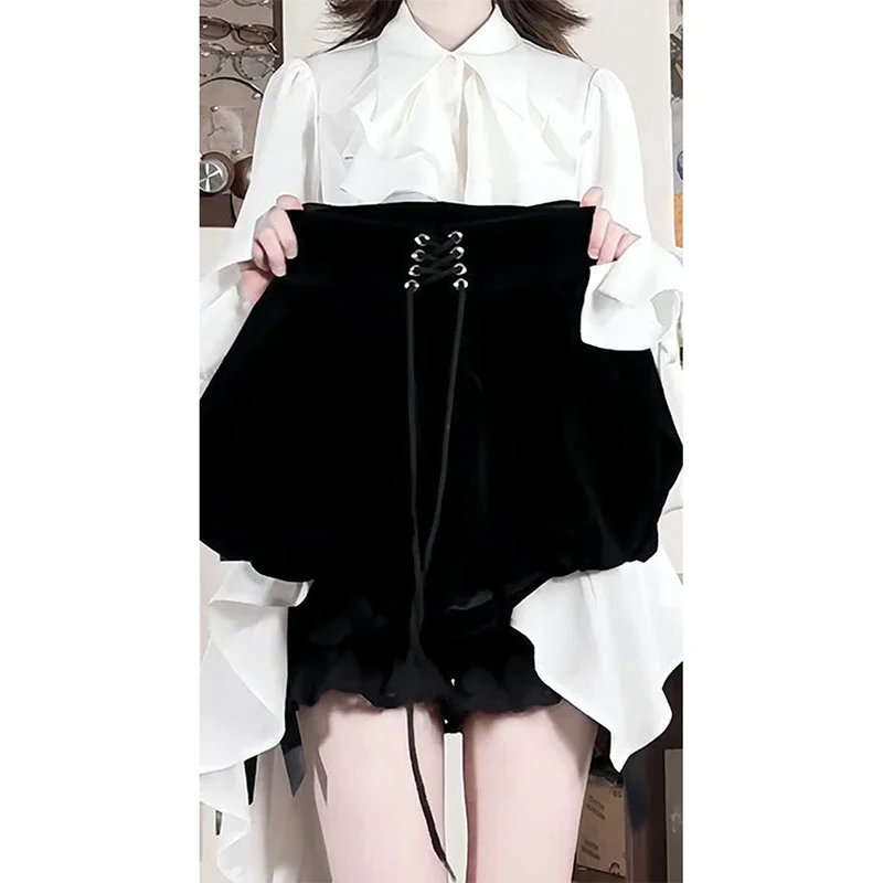 Conjunto gótico Prince Lolita de 3 piezas: blusa de encaje con escalera blanca + cinturón de corsé asimétrico negro + pantalones cortos de sombra Cavalier conjunto Harajuku