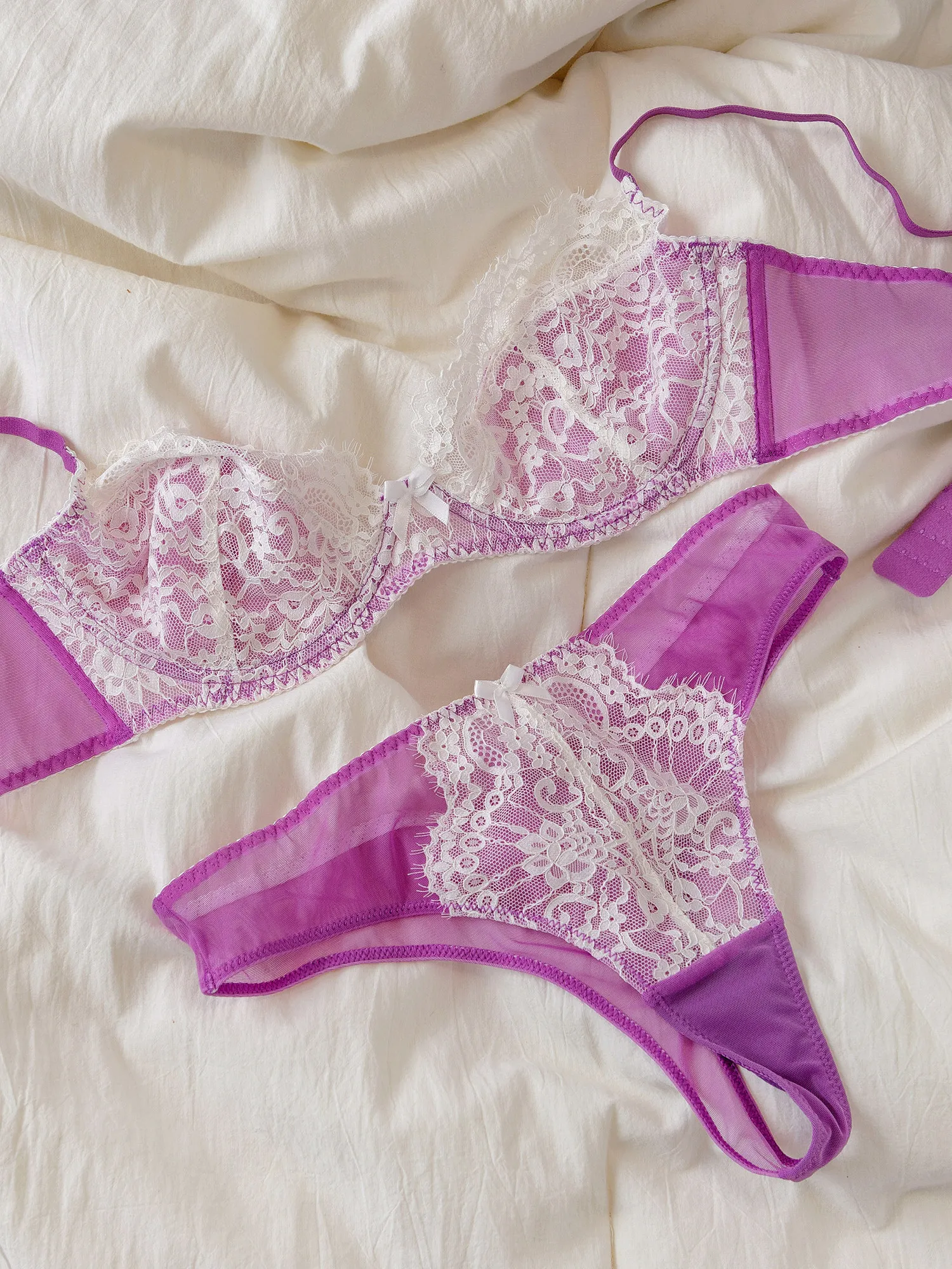 

Элегантный комплект бюстгальтеров пуш-ап и минимайзеров из французского кружева цвета маджента