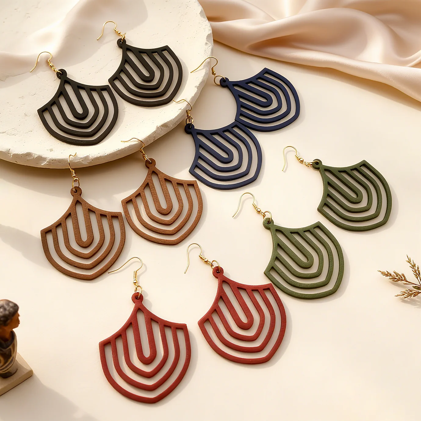 A Set of 5 Pairs of Multi-Colored Fan-Shaped Hollowed-Out Wooden Earrings for Autumn and Winter, Suitable for Ladies to Wear