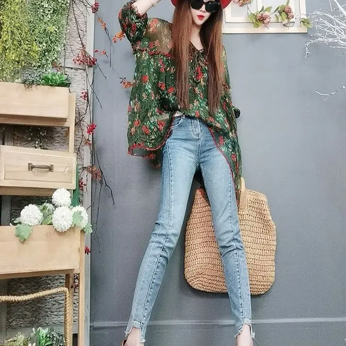 New European Loose and Slimming Printed V-neck Top for Summer 2024 with a Stylish and Age Reducing Versatile Women\'s Shirt Trend