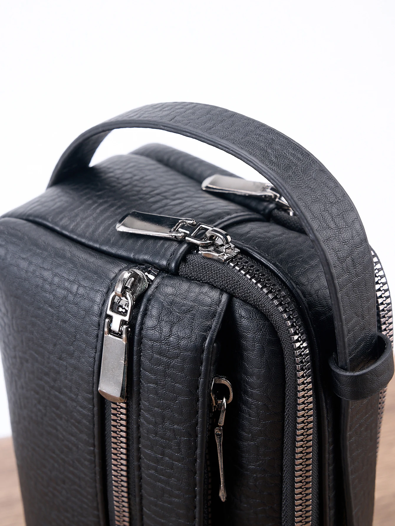 24cm Herren-Anti-Diebstahl-PU-Krokodil-Business-Handtasche - Wasserdichter Schlanker Organizer mit Handgelenkschlaufe, 3 Reißverschlusstaschen – Detail 3