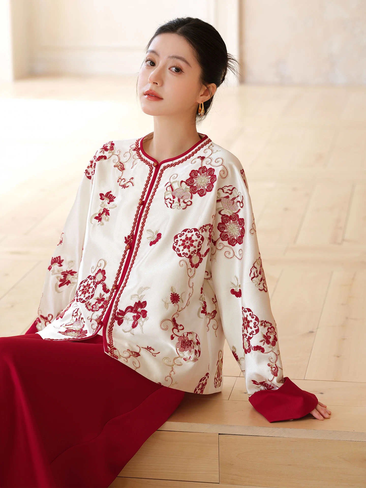 

Красная вышитая шелковая женская куртка в китайском стиле для Нового года, модная верхняя одежда свободного кроя с длинными рукавами и круглым вырезом на пуговицах