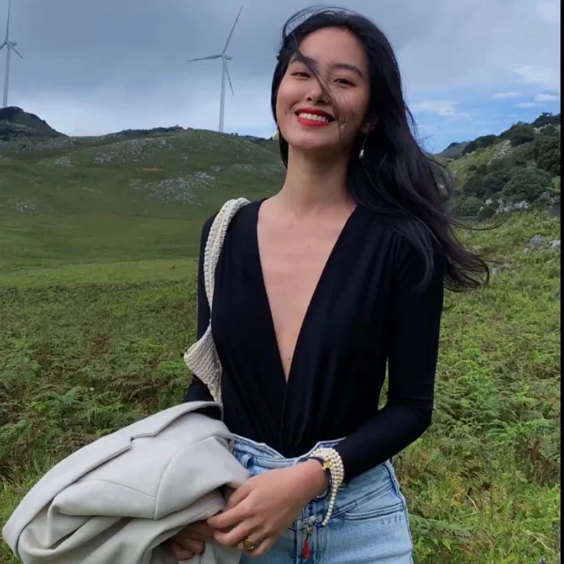 จั๊มสูทขายาวทรงเข้ารูป คอวีลึก ยืดหยุ่น กระชับสัดส่วน ใส่เป็นชุดชั้นในหรือชุดลำลองได้ เหมาะสำหรับใส่ทำงานหรือใส่เที่ยว สไตล์เรียบหรู ทรงเข้ารูป