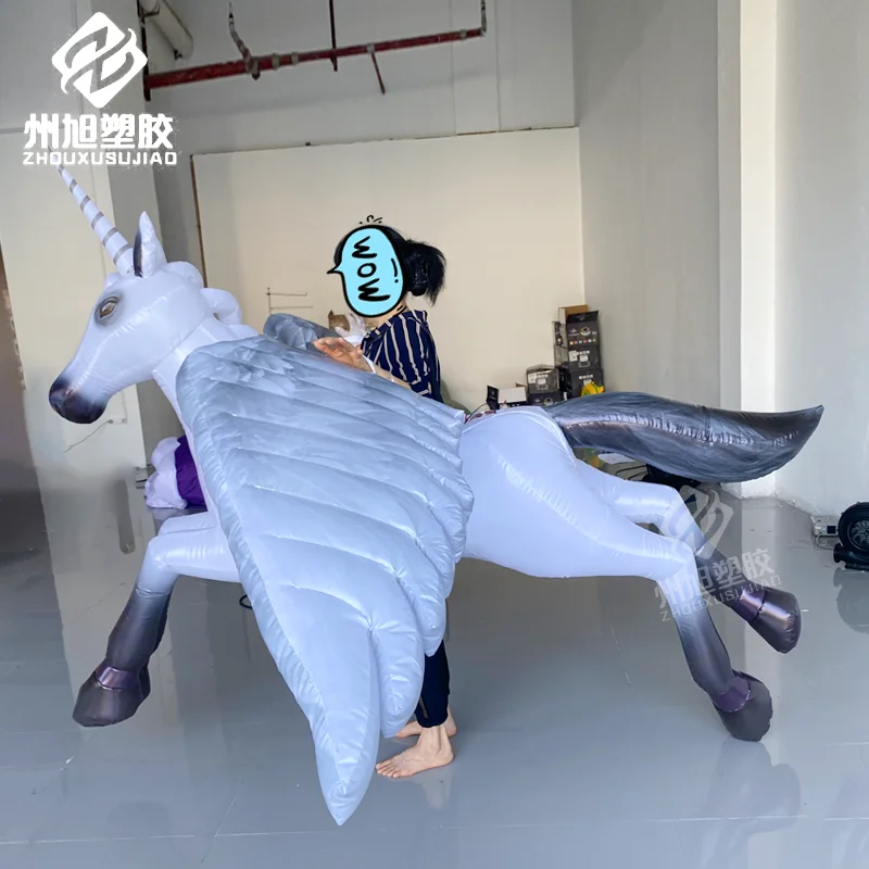 Opblaasbare zebra- en pegasus-luchtmodellen voor bar-interactieve sfeer en rekwisieten voor podiumprestaties.