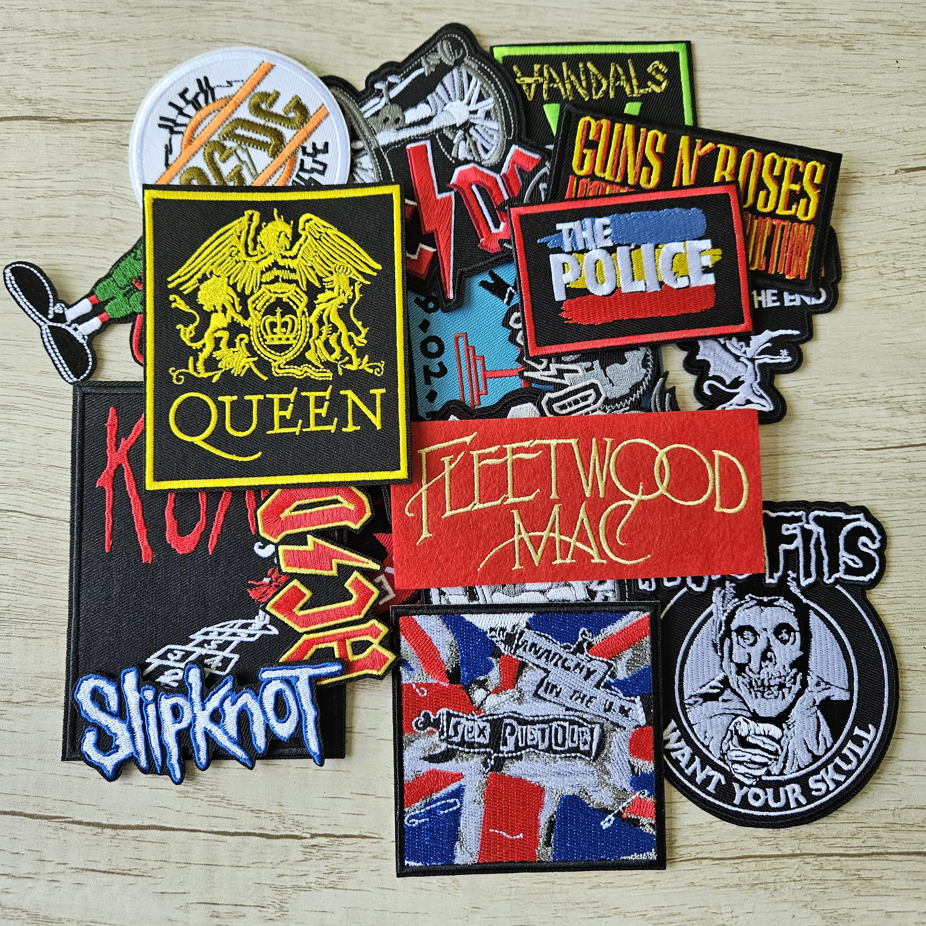 50pcs/lot Custom Logo Apparel Patches Band DIY Clothing Embroidery Punk Music Applique Sticker Iron on Sewing Supplies Hat Badge