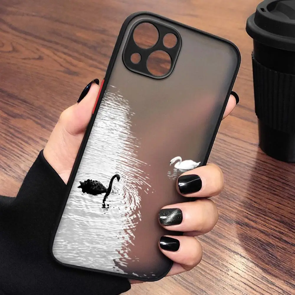 Casing ponsel angsa hitam dan putih romantis, casing penutup Matte pelindung tahan guncangan untuk IPhone 15 14 11 12 Pro 13 16 Pro MAX XR XS