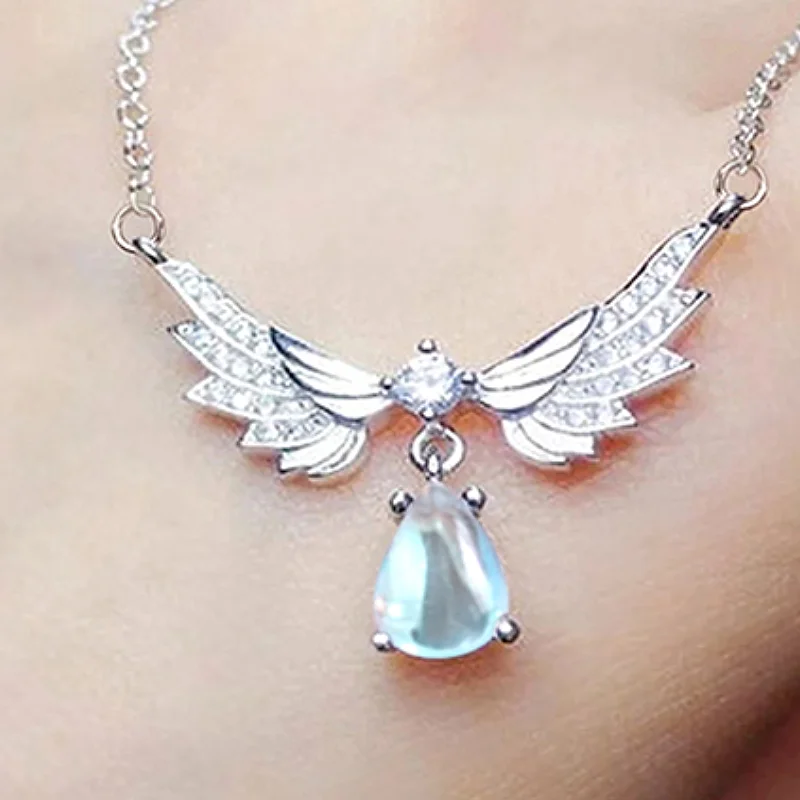 Huitan Nachahmung Mondstein Flügel Design Dame Anhänger Halskette für Hochzeit Party Verlobung Romantische Elegante Accessoires Schmuck