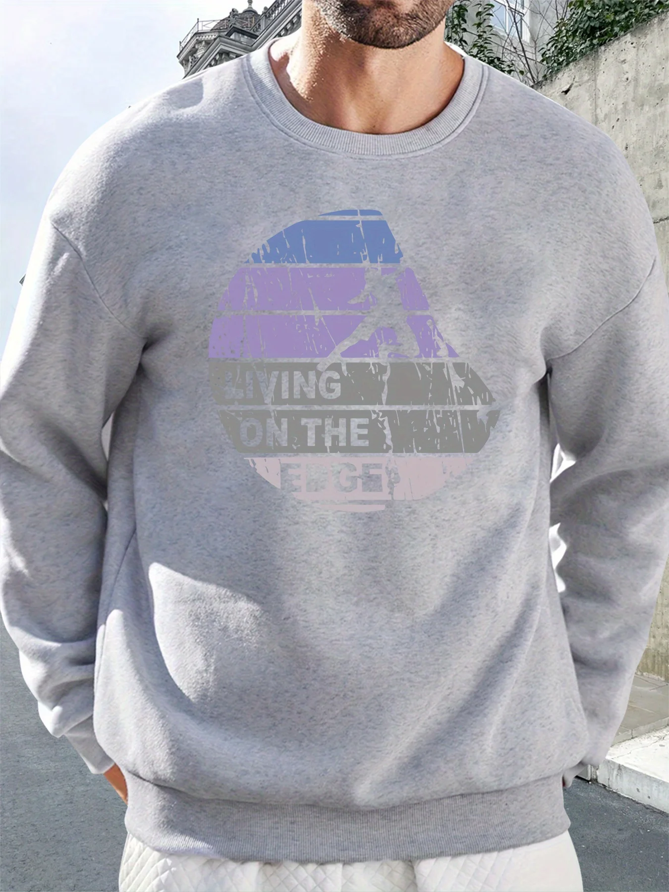 سويت شيرت كاجوال برقبة دائرية للرجال مع طباعة جرافيك "LIVING ON THE EDGE" - فضفاض، أكمام طويلة، رمادي #4