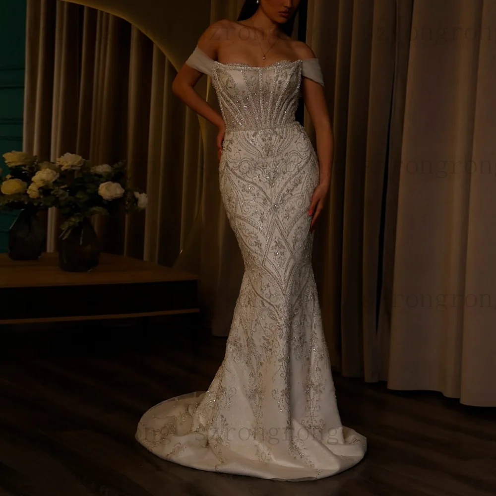 Abito da sposa glamour personalizzato con scollo a V e perline in cristallo, manica lunga da illusione, abito da damigella d'onore con spacco laterale a sirena sexy con strascico